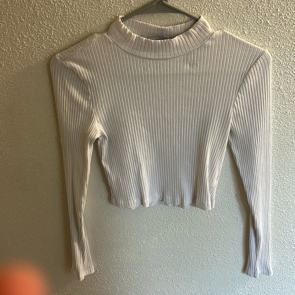 White crop top shirt